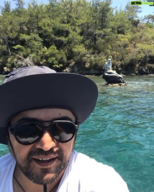 Şinasi Yurtsever Instagram - #tbt#temmuz#2021
Boynunda nazar boncuğu taşıyan deniz kızı heykeli Sadun Boro tarafından heykeltıraş Tankut Öktem'e yaptırılmıştır. Heykelin kaidesinde Sadun Boro'ya ait şu sözler yazılı: "Bu denizkızı, düşlerini süsleyen cennete erişebilmek için nice engin denizler, ufuklar aştı...Kıtalar, adalar, koylar dolaştı...Ta ki Gökova'ya ulaşana kadar." #sadunboro#gökova#ingilizlimanıgökova#oklukkoyu