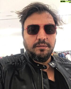Şinasi Yurtsever Instagram - Deri suni. Gerçek olan benim :))