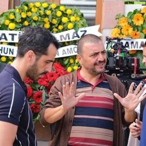 Şinasi Yurtsever Instagram - İyi Bir AileDeğiliz. 9 Şubat’ta sadece sinemalarda. Biz çekerken öyle böyle değil bayağı bir yorulduk. :))Sonu iyi oldu ama😍 @erkankeka @kaanyildirim @sarpapak @hakibicici