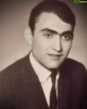 Şinasi Yurtsever Instagram - Soluk ve görüntü kalitesi yüksek olmayan bu fotoğraflar babama ait. Albümden buldum. Cumhuriyet bayramından bir gün önce aramızdan ayrıldı. 28 Ekim benim için bu yüzden başka bir anlam taşır. Şerif Yurtsever’in Cumhuriyet sevgisi ve büyük Atatürk hayranlığı vardı. Beni de cumhuriyet ve Atatürk sevgisiyle büyüttü. Bu ülkenin genetik kodlarında ki Cumhuriyet ve Atatürk sevgisi nesillerde geçse bitmeyecek bu yüzden. Babalarımızın, annelerimizin, dedelerimizin bize öğrettiği ve aşıladığı bu sevgi kuşaklar değişse de azalmıyor. Cumhuriyetimizin yüzüncü yılında yirmi beş sene önce vefat eden babamı sevgi ve rahmetle anıyorum. İyi ki böyle idealist ve cumhuriyet aşığı bir babanın evladı olmuşum . ♾️🇹🇷 #şerifyurtsever