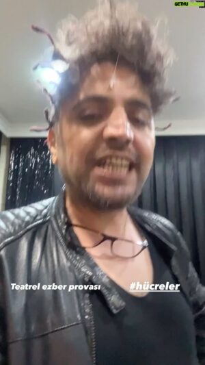 Şinasi Yurtsever Instagram - Hücreler 17-22 Mayıs Maslak Uniq’de. Oyun öncesi tiyatral temiz artikülasyonlu aktörden az kullanılmış ezber provası :). @mcengizbozkurt @engingunaydn #hücreler#tiyatro#bostancı#kulis#sahne#komedi#