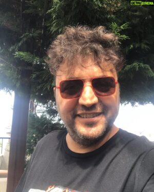 Şinasi Yurtsever Instagram - Gizli Saklı Namık için perma yaptıralı 4 ay oldu. Saçlarımı kestirmeme rağmen nasıl nüfus ettiyse  kafama ara sıra kıvırcık oluyor saçlar. Permanın ruhu dolaşıyor kafamın içinde. I’am a curly haired baby ..🏃