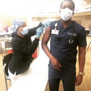 Sipiwe Moyo Instagram - 2nd dose and @selborneparker is still standing! A little more arm soreness at site, headache, and dehydration the first couple of days, but believe me he’s FIIIIIIINE😘😷🙄 💉 👍🏿 👏🏿