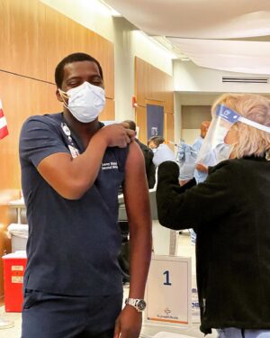 Sipiwe Moyo Instagram - “I feel so VAC-seen 💉 “ #dadhumor
.
Congratulations @selborneparker - we can all breathe a little easier now that you’re safer ❤️❤️❤️😘