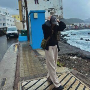Sira-Anna Faal Instagram - Foto dump weil Island Girl ist sehr überwältigt wie gut das Tape ankommt und würd gerne wissen welcher euer fav track ist? 
Lg aus Spain meine Engel <3