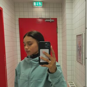 Sira-Anna Faal Instagram - Bete das der Film nach der pinkel Pause besser wird🧚🏾