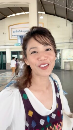 Siraphan Wattanajinda Instagram - รับน้องรถไฟเจ้าาาาา …. มาตอกบัตรอีกแล้วเจ้าาาา 🥰🥳
