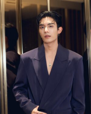 Siraphop Manithikhun Instagram - ขอขอบคุณ Kazz Magazine ที่ให้เกียรติเน็ตและซีรีส์อย่าเล่นกับอนลเป็นส่วนหนึ่งในงานประกาศรางวัล Kazz Awards 2024 ในวันนี้ การแสดงเป็นสิ่งที่เน็ตรัก การได้กลับมาเล่นภาพยนตร์และเข้ามาอยู่ดูมันดิทำให้เน็ตได้กลับมาทำในสิ่งที่รักอีกครั้งจนพบว่าเน็ตมีความสุขและมี Passion กับมันมากขนาดไหน ขอบคุณผู้ใหญ่ทุกท่านที่ให้โอกาสและแนะนำให้เน็ตให้เรียนรู้การเป็นนักแสดงที่ดี ขอบคุณประสบการณ์จากทุกกองทุกตัวละครที่ผ่านมาทั้งเน็ต ป๋องแป๋ง ไท กัปตัน และคิง ขอบคุณพี่ ๆ แฟนคลับที่เห็นความสามารถและความตั้งใจของเน็ต ซัพพอร์ตและช่วยกันโหวตให้เน็ตได้รางวัล The Best Actor of The Year และรางวัลหนุ่มวัยใสโดนใจแห่งปี 2023 ขอบคุณเจมส์ที่ลุยฝ่าฟันทุกปัญหามาด้วยกันมีทั้งรอยยิ้มและน้ำตา แม้ว่าหลังจากนี้รูปแบบการทำงานของเราจะเปลี่ยนแปลงไปกับสิ่งที่พวกเลือก แต่พี่เน็ตก็จะเป็นกำลังใจและซัพพอร์ตเจมส์เสมอ รอยินดีกับศิลปินหน้าใหม่อยู่นะ ขอบคุณพี่ ๆ JSY ที่เอ็นดูเน็ตมาตลอดด้วยนะครับ ขอบคุณดูมันดิที่ซับพอร์ตและเข้าใจเสมอ แม้รู้ว่าถ้าตามใจพวกเราอาจจะมีผลที่ไม่ดีบ้าง และอาจมีคนไม่เข้าใจ แต่ก็ยังให้เราทำในสิ่งที่ตัดสินใจไม่บังคับอะไรเลย  และสุดท้ายอยากขอบคุณพี่ ๆ แฟนคลับทุกคนอีกครั้งที่ทำให้ปลายทางนี้สวยงามด้วยการคว้ารางวัล Series Of The Year มาให้ซีรีส์อย่าเล่นกับอนล ฝากติดตามเป็นกำลังใจให้เราสองคนในการทำตามฝันในอีกเส้นทางหนึ่งต่อไปด้วยนะครับ รักทุกคนนะ ขอบคุณมาก ๆ ครับ ฝากซับพอร์ตต่อไปด้วยนะครับ