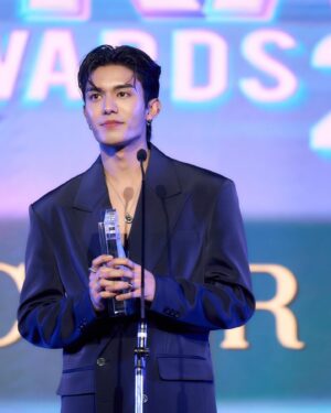 Siraphop Manithikhun Instagram - ขอขอบคุณ Kazz Magazine ที่ให้เกียรติเน็ตและซีรีส์อย่าเล่นกับอนลเป็นส่วนหนึ่งในงานประกาศรางวัล Kazz Awards 2024 ในวันนี้ การแสดงเป็นสิ่งที่เน็ตรัก การได้กลับมาเล่นภาพยนตร์และเข้ามาอยู่ดูมันดิทำให้เน็ตได้กลับมาทำในสิ่งที่รักอีกครั้งจนพบว่าเน็ตมีความสุขและมี Passion กับมันมากขนาดไหน ขอบคุณผู้ใหญ่ทุกท่านที่ให้โอกาสและแนะนำให้เน็ตให้เรียนรู้การเป็นนักแสดงที่ดี ขอบคุณประสบการณ์จากทุกกองทุกตัวละครที่ผ่านมาทั้งเน็ต ป๋องแป๋ง ไท กัปตัน และคิง ขอบคุณพี่ ๆ แฟนคลับที่เห็นความสามารถและความตั้งใจของเน็ต ซัพพอร์ตและช่วยกันโหวตให้เน็ตได้รางวัล The Best Actor of The Year และรางวัลหนุ่มวัยใสโดนใจแห่งปี 2023 ขอบคุณเจมส์ที่ลุยฝ่าฟันทุกปัญหามาด้วยกันมีทั้งรอยยิ้มและน้ำตา แม้ว่าหลังจากนี้รูปแบบการทำงานของเราจะเปลี่ยนแปลงไปกับสิ่งที่พวกเลือก แต่พี่เน็ตก็จะเป็นกำลังใจและซัพพอร์ตเจมส์เสมอ รอยินดีกับศิลปินหน้าใหม่อยู่นะ ขอบคุณพี่ ๆ JSY ที่เอ็นดูเน็ตมาตลอดด้วยนะครับ ขอบคุณดูมันดิที่ซับพอร์ตและเข้าใจเสมอ แม้รู้ว่าถ้าตามใจพวกเราอาจจะมีผลที่ไม่ดีบ้าง และอาจมีคนไม่เข้าใจ แต่ก็ยังให้เราทำในสิ่งที่ตัดสินใจไม่บังคับอะไรเลย  และสุดท้ายอยากขอบคุณพี่ ๆ แฟนคลับทุกคนอีกครั้งที่ทำให้ปลายทางนี้สวยงามด้วยการคว้ารางวัล Series Of The Year มาให้ซีรีส์อย่าเล่นกับอนล ฝากติดตามเป็นกำลังใจให้เราสองคนในการทำตามฝันในอีกเส้นทางหนึ่งต่อไปด้วยนะครับ รักทุกคนนะ ขอบคุณมาก ๆ ครับ ฝากซับพอร์ตต่อไปด้วยนะครับ