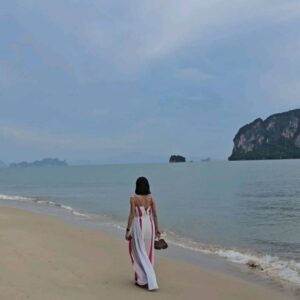 Sirin Horwang Instagram - Take a breathe and listen to the waves 
🌍🌊💧🌊
@janesuda_collection