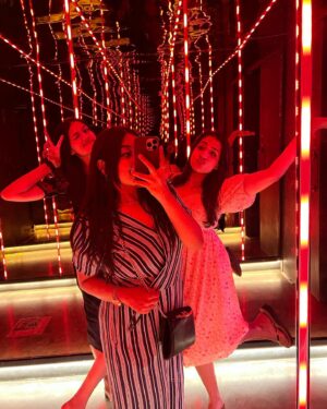 Sivakami Anantha Narayan Instagram - 🌝💃

@sunidhibheemanakone 
@varsha_.bhaskar