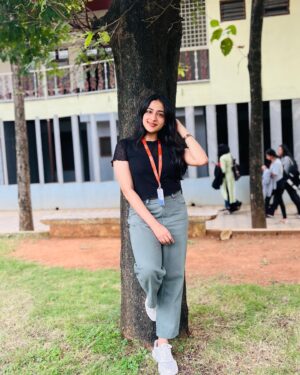 Sivakami Anantha Narayan Instagram - Capturing now, Framing for later!🍃
#collegelife #livingontheedge 
📷: @sunidhibheemanakone
