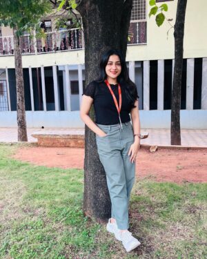 Sivakami Anantha Narayan Instagram - Capturing now, Framing for later!🍃
#collegelife #livingontheedge 
📷: @sunidhibheemanakone