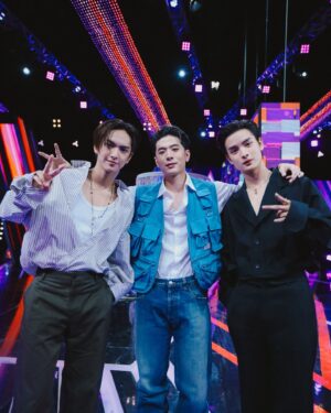 Sivakorn Adulsuttikul Instagram - ครั้งแรกกับการเป็นหลังกำแพง ขอบคุณรายการ ร้องข้ามกำแพง มาก ๆ ที่ให้โอกาสได้เป็นหลังกำแพงครับ 

Sorry for all the lies in the show, I need to do it hahahaha.

Nice singing with you bros, hope to see you guys again