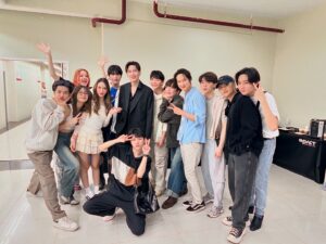 Siwaj Sawatmaneekul Instagram - 13/07/2567 จะเก็บไว้ในความทรงจำ
ครั้งนึงเคยพาบุ๋นไปงานรวมพลของกัปตัน เราเคยบอกกับบุ๋นว่า วันนึงจะทำให้บุ๋นไปยืนแบบนั้นให้ได้ วันนี้บุ๋นทำได้แล้วนะ แว๊บแรกที่เห็นบุ๋นบนเวทีปลื้มปริ่มมากจริงๆนะ ดีใจจนไม่รู้จะอธิบายยังไง คอนนี้ตอนแรกตั้งใจอยากทำให้เป็นของขวัญวันเกิดปีนี้ ถึงจะไม่ได้ทำเองในนามวาบิแล้ว แต่ภูมิใจในตัวบุ๋นมากๆนะ จากเด็กเกเรวันนั้น โตขึ้นมากแล้วนะ 
เอาจริงๆ เราก็ใจหายนะที่ส่งไปให้ @gmmtv แต่เราก็เชื่อว่า Gmmtv จะทำให้บุ๋นได้มากกว่าอยู่กับเราแน่ๆ ขอบคุณพี่ถา @tha_sataporn ที่ดูแลบุ๋นและซัพพอร์ตอย่างดี 
ค่อยๆโตไปด้วยกันนะบุ๋น เราจะอยู่ข้างๆแบบนี้ไปเรื่อยๆ รักเสมอมา และจะเป็นแบบนี้เสมอไป @bb0un ❣️🎂🎉 #bounconcert