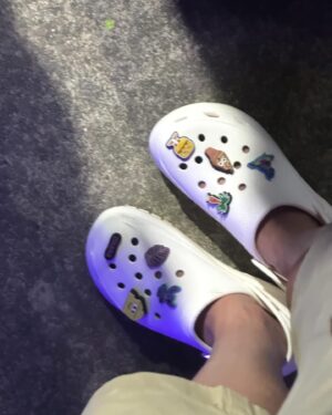 Siwaj Sawatmaneekul Instagram - ฉ่ำ ~💦 #crocs #crocsth