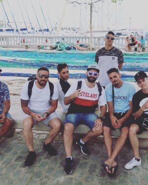 Skone Instagram - Podría escribir un post sobre mi permanencia y blabla pero esto va más allá de rap. Si miro atrás y repaso mi vida, (aunque de vértigo) , encuentro elementos comunes y arraigados en todas sus épocas. Uno puede ser la familia . Otro puede ser el freestyle. Y otro es @blon_doblefilo . No tengo palabras que hagan justicia a lo que significa compartir media vida (y la parte más importante de la misma) con un cabron que vive en la otra punta del país . Hemos crecido, llorado (casi siempre de la risa) , madurado y aprendido juntos. Creamos un mundo que no sabíamos que nos pertenecía hasta que , con el pasar de los años , y alguna que otra cana/entradas , podemos mirar al pasado orgullosos y decir “Cabron, lo hicimos” . Hoy solo tengo gracias y orgullo por ti . Agradecido como fan. Orgulloso como amigo. No te vayas ni muy lejos ni mucho tiempo. El freestyle te necesita, aunque ellos quizas nunca lleguen a saberlo. ❤️