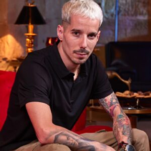Skone Instagram - Este finde se ha estrenado THE TRAITORS en @hbomaxes . Cuando me ofrecieron participar, tuve un montón de dudas y miedos motivados por mis prejuicios a otros programas que había visto antes. Cuando acabó, sentí que, sin duda, había vivido una de las experiencias mas increíbles que podía sentir. Y ahora que he visto el resultado final, tengo más claro que, de no haberme subido a ese tren, me hubiera arrepentido cada segundo de mi vida. Gracias a todo el equipo de @gestmusic @hbomaxes @tinet_rubira @niasanjuan por hacerme partícipe de esta aventura . 

Y sobre todo, a mis increíbles colegas que me llevo en el corazón. Traiciones, estrategias y mentiras aparte, me siento muy afortunado de haber cruzado camino con vosotros ❤️. @blancamanchon @leo_margets @jpastranabox @sandraescacena @fernandoguillencuervo @rayderleyzapata @jaimenavadeolano @jaimeastrain @soyannaallenoficial @pppua @cristinacifuentes @ranciogram @apoloniaofficial @abrilzamora11 @juan__sanguino @adrivision