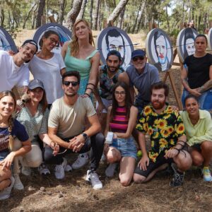 Skone Instagram - Este finde se ha estrenado THE TRAITORS en @hbomaxes . Cuando me ofrecieron participar, tuve un montón de dudas y miedos motivados por mis prejuicios a otros programas que había visto antes. Cuando acabó, sentí que, sin duda, había vivido una de las experiencias mas increíbles que podía sentir. Y ahora que he visto el resultado final, tengo más claro que, de no haberme subido a ese tren, me hubiera arrepentido cada segundo de mi vida. Gracias a todo el equipo de @gestmusic @hbomaxes @tinet_rubira @niasanjuan por hacerme partícipe de esta aventura . 

Y sobre todo, a mis increíbles colegas que me llevo en el corazón. Traiciones, estrategias y mentiras aparte, me siento muy afortunado de haber cruzado camino con vosotros ❤️. @blancamanchon @leo_margets @jpastranabox @sandraescacena @fernandoguillencuervo @rayderleyzapata @jaimenavadeolano @jaimeastrain @soyannaallenoficial @pppua @cristinacifuentes @ranciogram @apoloniaofficial @abrilzamora11 @juan__sanguino @adrivision