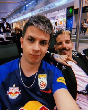 Skone Instagram - Ya descansando en casa después de unos días increíbles por 🇨🇴. En tiempos donde no paramos de hablar de falta de magia , de identidad o de personalidades vacías, vivi una de las finales nacionales más especiales que me ha tocado respirar. Cada participante y cada persona que he conocido me han mostrado una historia personal increíble, emocionante. Porque al final, las intrahistorias son las que hacen del arte algo único . También hicimos algo muy revolucionario que creo que puede cambiar mucho el rumbo de todo, pero eso, no puedo contarlo, por ahora. Thanks 🇨🇴🙏❤️, nos vemos pronto