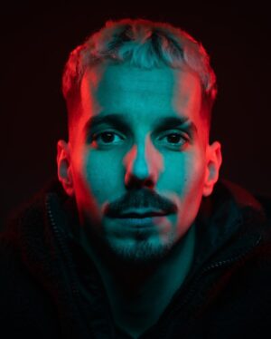 Skone Instagram - Los proyectos nuevos crean otros horizontes y mantienen el motor en marcha. ¿Hacia donde? Siempre con la sensación de no pertenecer a ningún lugar. Me he acostumbrado tanto al piloto automático que a veces me siento triste sin saber por qué. Porque estar triste no siempre tiene motivos, ni nombres, ni apellidos. Y es raro. Después del primer chute de serotonina que siento tras recibir alguna buena noticia, se consume y a otra cosa. Y todo el rato es “a otra cosa”. ¿A dónde? A ningún lugar . Y necesito sentirme parte de alguno, aunque no exista. Mientras tanto ahí seguimos, en piloto automático . Mi hermano @eight.shots detrás de la cámara ❤️ y @playz.es tramando cositas chingonas.