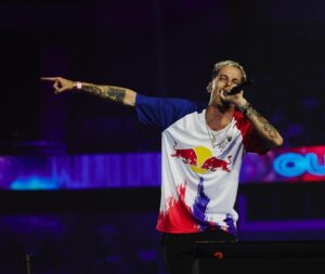 Skone Instagram - Ya paso un día. Ya pasaron las sensaciones de ayer y tengo un par de reflexiones. La primera es que nunca, jamás, esperaba la oleada de apoyo masivo que me habéis dado. La presión de llegar siempre arriba me hacía pensar que había mucha gente esperando la caída para golpearme en el suelo. Y todo lo contrario, no sé ni cómo daros las gracias. Si bien el contexto fue el que se vio, y que la acumulación de años compitiendo así (nunca he jugao una Inter en casa) me acabo pesando, y para bien o para mal, ser campeón mundial significa saber reponerse a estos escenarios. Y ayer simplemente no pude. No me gustaría recordar mi último paso en RB así, pero por ahora prefiero dejarlo en un “last dance”, y si la ilusión vuelve a llamar a mi puerta como en aquella nacional del 2020, allí estaremos. Gracias, desde el rincón más profundo de mi corazón. Me habéis ayudado mucho. Felicitaciones mi @aczino_oficial , me hace feliz verte crecer tan de cerca. Att; Vuestro capitán desprecio ❤️