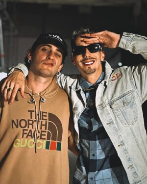 Skone Instagram - Podría escribir un post sobre mi permanencia y blabla pero esto va más allá de rap. Si miro atrás y repaso mi vida, (aunque de vértigo) , encuentro elementos comunes y arraigados en todas sus épocas. Uno puede ser la familia . Otro puede ser el freestyle. Y otro es @blon_doblefilo . No tengo palabras que hagan justicia a lo que significa compartir media vida (y la parte más importante de la misma) con un cabron que vive en la otra punta del país . Hemos crecido, llorado (casi siempre de la risa) , madurado y aprendido juntos. Creamos un mundo que no sabíamos que nos pertenecía hasta que , con el pasar de los años , y alguna que otra cana/entradas , podemos mirar al pasado orgullosos y decir “Cabron, lo hicimos” . Hoy solo tengo gracias y orgullo por ti . Agradecido como fan. Orgulloso como amigo. No te vayas ni muy lejos ni mucho tiempo. El freestyle te necesita, aunque ellos quizas nunca lleguen a saberlo. ❤️