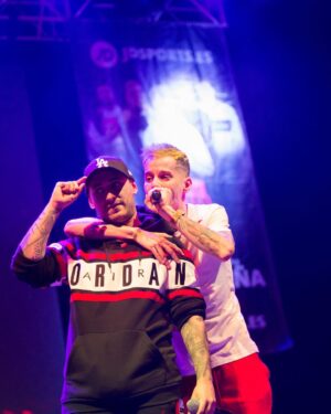 Skone Instagram - Podría escribir un post sobre mi permanencia y blabla pero esto va más allá de rap. Si miro atrás y repaso mi vida, (aunque de vértigo) , encuentro elementos comunes y arraigados en todas sus épocas. Uno puede ser la familia . Otro puede ser el freestyle. Y otro es @blon_doblefilo . No tengo palabras que hagan justicia a lo que significa compartir media vida (y la parte más importante de la misma) con un cabron que vive en la otra punta del país . Hemos crecido, llorado (casi siempre de la risa) , madurado y aprendido juntos. Creamos un mundo que no sabíamos que nos pertenecía hasta que , con el pasar de los años , y alguna que otra cana/entradas , podemos mirar al pasado orgullosos y decir “Cabron, lo hicimos” . Hoy solo tengo gracias y orgullo por ti . Agradecido como fan. Orgulloso como amigo. No te vayas ni muy lejos ni mucho tiempo. El freestyle te necesita, aunque ellos quizas nunca lleguen a saberlo. ❤️