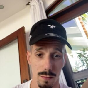 Skone Instagram - Podría escribir un post sobre mi permanencia y blabla pero esto va más allá de rap. Si miro atrás y repaso mi vida, (aunque de vértigo) , encuentro elementos comunes y arraigados en todas sus épocas. Uno puede ser la familia . Otro puede ser el freestyle. Y otro es @blon_doblefilo . No tengo palabras que hagan justicia a lo que significa compartir media vida (y la parte más importante de la misma) con un cabron que vive en la otra punta del país . Hemos crecido, llorado (casi siempre de la risa) , madurado y aprendido juntos. Creamos un mundo que no sabíamos que nos pertenecía hasta que , con el pasar de los años , y alguna que otra cana/entradas , podemos mirar al pasado orgullosos y decir “Cabron, lo hicimos” . Hoy solo tengo gracias y orgullo por ti . Agradecido como fan. Orgulloso como amigo. No te vayas ni muy lejos ni mucho tiempo. El freestyle te necesita, aunque ellos quizas nunca lleguen a saberlo. ❤️