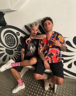 Skone Instagram - Podría escribir un post sobre mi permanencia y blabla pero esto va más allá de rap. Si miro atrás y repaso mi vida, (aunque de vértigo) , encuentro elementos comunes y arraigados en todas sus épocas. Uno puede ser la familia . Otro puede ser el freestyle. Y otro es @blon_doblefilo . No tengo palabras que hagan justicia a lo que significa compartir media vida (y la parte más importante de la misma) con un cabron que vive en la otra punta del país . Hemos crecido, llorado (casi siempre de la risa) , madurado y aprendido juntos. Creamos un mundo que no sabíamos que nos pertenecía hasta que , con el pasar de los años , y alguna que otra cana/entradas , podemos mirar al pasado orgullosos y decir “Cabron, lo hicimos” . Hoy solo tengo gracias y orgullo por ti . Agradecido como fan. Orgulloso como amigo. No te vayas ni muy lejos ni mucho tiempo. El freestyle te necesita, aunque ellos quizas nunca lleguen a saberlo. ❤️