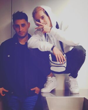 Skone Instagram - Podría escribir un post sobre mi permanencia y blabla pero esto va más allá de rap. Si miro atrás y repaso mi vida, (aunque de vértigo) , encuentro elementos comunes y arraigados en todas sus épocas. Uno puede ser la familia . Otro puede ser el freestyle. Y otro es @blon_doblefilo . No tengo palabras que hagan justicia a lo que significa compartir media vida (y la parte más importante de la misma) con un cabron que vive en la otra punta del país . Hemos crecido, llorado (casi siempre de la risa) , madurado y aprendido juntos. Creamos un mundo que no sabíamos que nos pertenecía hasta que , con el pasar de los años , y alguna que otra cana/entradas , podemos mirar al pasado orgullosos y decir “Cabron, lo hicimos” . Hoy solo tengo gracias y orgullo por ti . Agradecido como fan. Orgulloso como amigo. No te vayas ni muy lejos ni mucho tiempo. El freestyle te necesita, aunque ellos quizas nunca lleguen a saberlo. ❤️