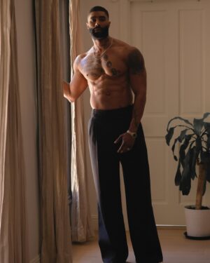 Skyh Alvester Black Instagram - Culture’s Biggest Night…. @betawards 🥂🙏🏽🖤

📷: @kaibyrd_ 
📷: @mpvinny300 

Tank: @dolcegabbana 
Pants: @alexandermcqueen 
Shoes: @alexandermcqueen
Grooming: @theartist.maegpro 
Barber: @_t3k_