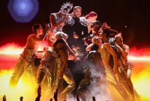 Slimane Nebchi Instagram - Hier j'ai vécu un des moments les plus intenses de ma carrière ... 

Merci à tous les danseurs de @hakimghorab et @juliaspiesser vous m'avez donné une force incroyable ! 
Bravo à @leobuchet pour ces looks de fou @onauratoutvu 
Merci à @tristancarne d'être aussi à l'écoute et de sublimer nos tableaux ! 
@meyamusic pour cette chanson qu'on a fait ensemble et qui est définitivement rentré dans le cœur de plein de gens !

Crédit photo @fredug