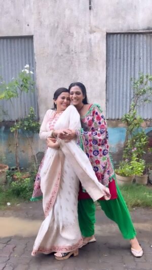 Smita Bansal Instagram - Giving each other free therapy ❤️☺️
