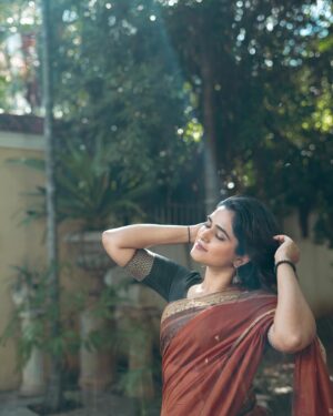 Smruthi Mohankumar Instagram - Saree not sorry 💁🏻‍♀️