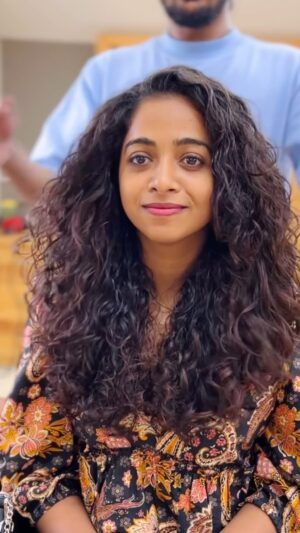 Sneha Babu Instagram - Curly Haircut and Color

@sneha_babu_21 

#curlyhairstylist #curlyhaircutideas #curlyhaircolor #naturalcurls #curlyhairedgirls #longcurlyhaircut #curlyhairhighlights #hairstylistkochi #hairstylisternakulam #curlyhaircolorideas #hairstylistproblems #curlyhairstylistcochin #malayalamactress #karikku #karikkuactress #karikku_fresh #curlyhairsalonkochi #curlyhairsalonernakulam #curlyhairstylistkerala #haircolorideas #malayalamsong #curlyhairbalayage #brownbalayage #drycut #balayageoncurls #curlygirlmethod #curlyhairroutine #curlyhairproducts #kerala #ernakulam