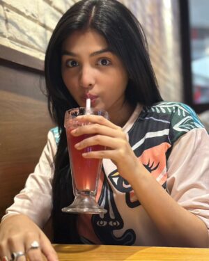 Sneha Deb Instagram - Sometimes all I need is a good movie and some good food, 🤍
& Good company!@swastikaghoshofficial @banani244 @grikshit_ 😚♥️