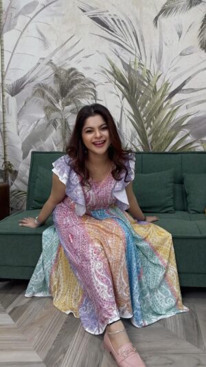 Sneha Wagh Instagram - Am I in love?? Or am I??
.
.
👗: @fashionstruc 
.
.
#feelkaroreelkaro #feelitreelit #reels #bollywood #romanticreels #bollywoodsongs #reelsinstagram #SarangeSneha #snehawagh