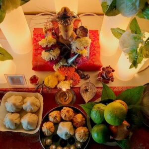 Snigdha Akolkar Instagram - Lets pray Sukhakarta Dukhaharta Vighavinashak  Bappa Moraya blesses us with the best always 🙏 
Also praying for our Sanity, health, safety, prosperity and Equality 
GANAPATI BAPPA MORYA!!!
Decoration: @ishika_saoji
Clay idol : Ishaan Saoji 
Modak: @swapnasaoji 
P.C : @mandabasole