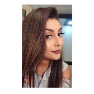 Snigdha Akolkar Instagram - Good morning everybody! 
Shooting all night outdoors in between the rains is a task. Now that am back home, I-can't-sleep!
Hence the selfie!.... 👻