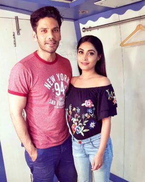 Snigdha Akolkar Instagram - Out of our super tight schedules I could only manage to take a pic with my co artist @officialvipulgupta, when I wrapped up for the finale of #Zakhmi season 1. 
#vbontheweb #Jiocinema