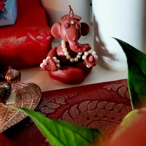 Snigdha Akolkar Instagram - Lets pray Sukhakarta Dukhaharta Vighavinashak  Bappa Moraya blesses us with the best always 🙏 
Also praying for our Sanity, health, safety, prosperity and Equality 
GANAPATI BAPPA MORYA!!!
Decoration: @ishika_saoji
Clay idol : Ishaan Saoji 
Modak: @swapnasaoji 
P.C : @mandabasole