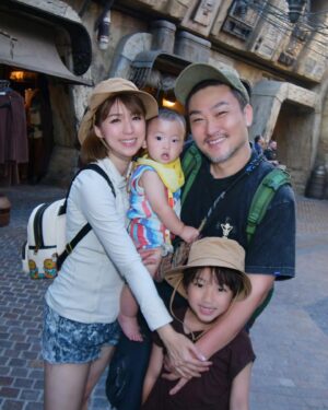 Snow Suen Instagram - 願望一家人健健康康，
去晒全世界嘅樂園🫶🏻
#去足2日迪迪尼
#disneycaliforniaadventure 
#disneylandusa