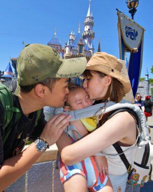 Snow Suen Instagram - 願望一家人健健康康，
去晒全世界嘅樂園🫶🏻
#去足2日迪迪尼
#disneycaliforniaadventure 
#disneylandusa