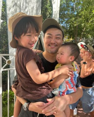 Snow Suen Instagram - 願望一家人健健康康，
去晒全世界嘅樂園🫶🏻
#去足2日迪迪尼
#disneycaliforniaadventure 
#disneylandusa