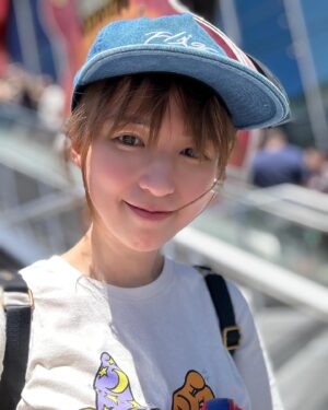 Snow Suen Instagram - 我哋而家已經喺拉斯維加斯，
呢度嘅天氣高達43度，
初到步嘅感覺，
覺得自己好似bbq灶頭上嘅腸仔！

呢個旅程真係堅！
孭住25磅兼極好動嘅肉肉哥周圍走，
兼每朝最少5點就起床！
真係體能極限大考驗！

全程共五程機！
而家挑戰咗3程，
仲有2程，
加油！

雖然攰，但見到啲小朋友開心，就已經好值得🫶🏻