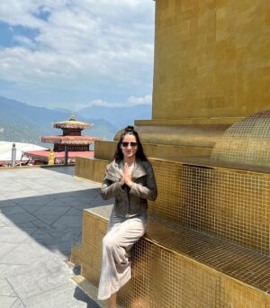 Snower Sania Vasudev Instagram - ✌️You radiate what rests in you❄️💎🧿🩵
 Divine light , love , power & peace ✌️ 
.
.
.
Divinity 💫love kindness peace happiness in the air. 
.
.
.
.
Baby snow chilling n 🦄Buddhas lap ! 
🧜🏻‍♀️whole goddess 2024 divine era💸.
.
.
.
It’s hard being gangstaaaaa & a princess both but I manage 💋.