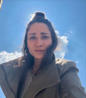 Snower Sania Vasudev Instagram - ✌️You radiate what rests in you❄️💎🧿🩵
 Divine light , love , power & peace ✌️ 
.
.
.
Divinity 💫love kindness peace happiness in the air. 
.
.
.
.
Baby snow chilling n 🦄Buddhas lap ! 
🧜🏻‍♀️whole goddess 2024 divine era💸.
.
.
.
It’s hard being gangstaaaaa & a princess both but I manage 💋.