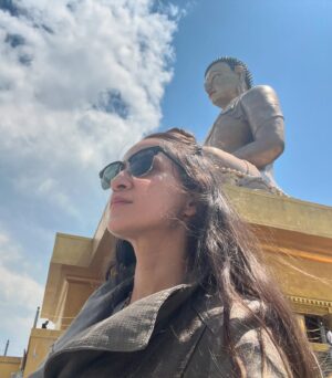 Snower Sania Vasudev Instagram - ✌️You radiate what rests in you❄️💎🧿🩵
 Divine light , love , power & peace ✌️ 
.
.
.
Divinity 💫love kindness peace happiness in the air. 
.
.
.
.
Baby snow chilling n 🦄Buddhas lap ! 
🧜🏻‍♀️whole goddess 2024 divine era💸.
.
.
.
It’s hard being gangstaaaaa & a princess both but I manage 💋.