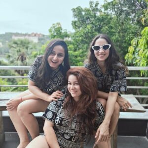 Snower Sania Vasudev Instagram - Same Same but different❤️
Sistra’s forever